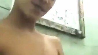 年长的亚洲女人在浴室...