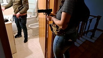 与性感的警察高跟鞋自慰会话