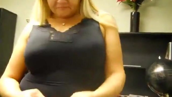 可爱的熟女在网络摄像头上拥有大胸部:苗条的美女