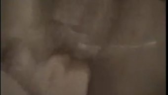 白人女孩享受独自的满...