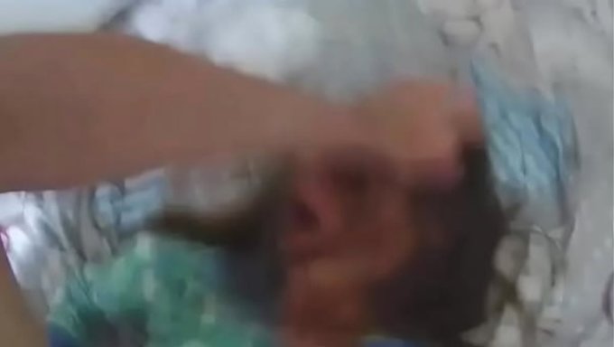 男人检查妻子是否和朋友偷情
