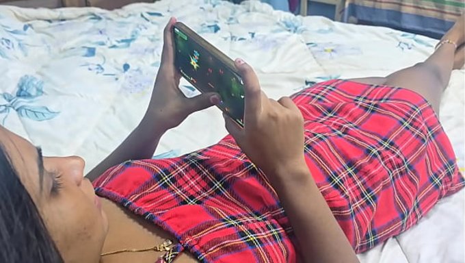继妹同床,和继哥经历了硬梆梆、粗暴的性爱。