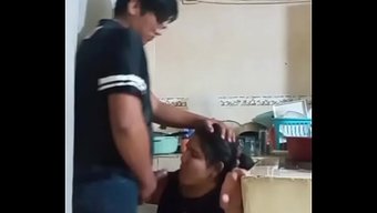 女仆在老公嘴里湿了