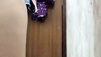 18岁的印度女孩自慰到高潮
