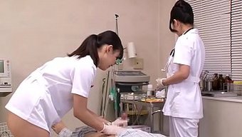 日本护士给病人洗精液淋浴