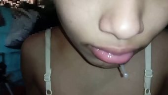亚洲宝贝享受手交并吞下精液