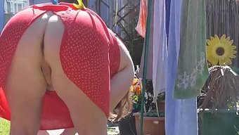 超短裙裙装:一个令人...