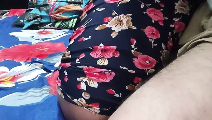 大乳头的少女在淋浴间变得湿而狂野。