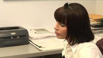 用假阳具玩女同性恋家庭乐趣