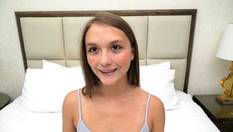 与年轻的18岁女孩激...