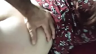 与波兰男友的年轻女孩...