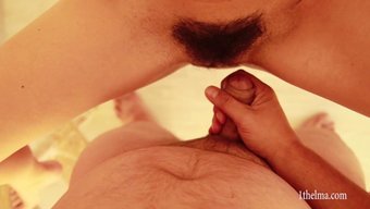 大奶熟女被年轻小伙子...