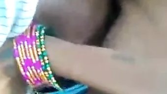 印度熟女在牛仔姿势中大鸡巴