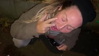 熟女为大黑屌提供饮料