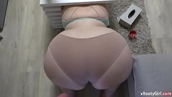 少女继兄和继妹在厨房...