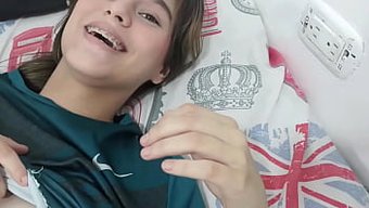 与害羞的继妹进行感官...