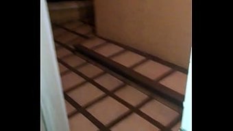 妻子在酒店房间里的三...