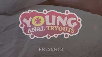 18+少女尝试用大鸡...