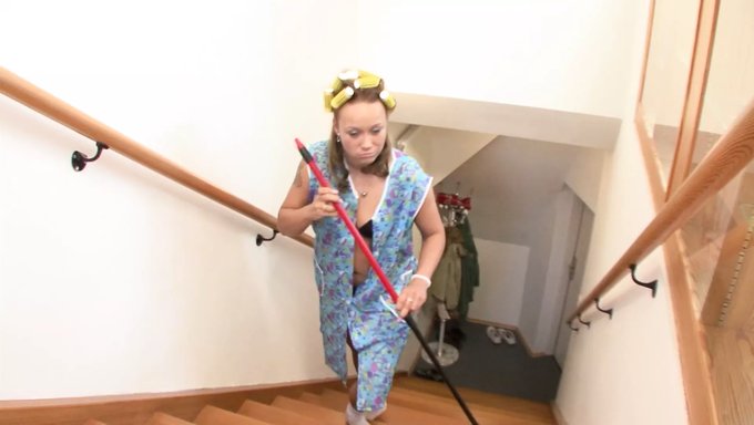 胸部丰满的熟女在隐藏的摄像头里享受粗暴的性爱