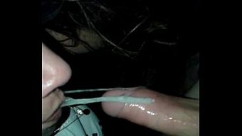为淘气的独奏会话撒尿和射精