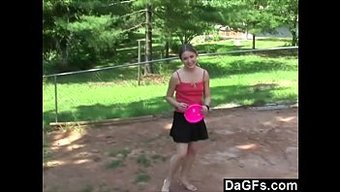 小个子金发女郎通过闪...