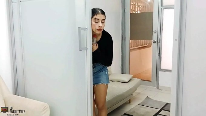 惊喜口交:一个性感的继兄弟的口交快感
