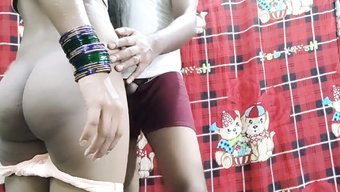 印度少女在这个自制视...