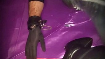 Bdsm奴隶穿着靴子...