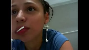 拉丁美女在脱衣舞中在...