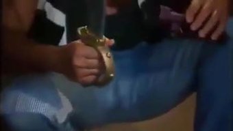 印度熟女的乳头被吸吮