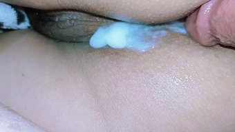印度继父在继女的阴道里射精
