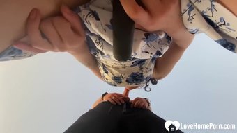 独自玩弄玩具,近距离捕捉