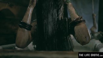 美丽的棕发女郎的黑暗...