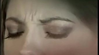 漂亮的黑发美女观看并...