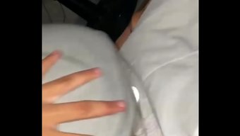 穿着短裙的性感女孩用...