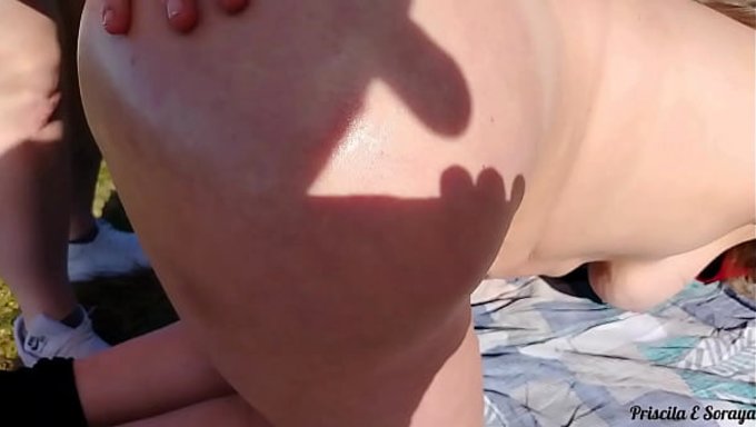 一个火辣的继母和她的继女在花园里玩得不亦乐乎,张开双腿。