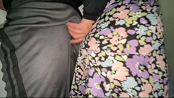 看着她抚摸陌生人的阴...