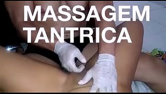 观看美丽的女人在密宗...