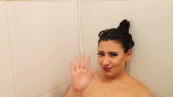美丽的拉丁美女享受放...