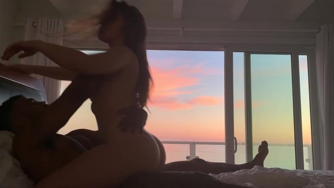Malibu海滩上的大自然乳房和跨种族性爱