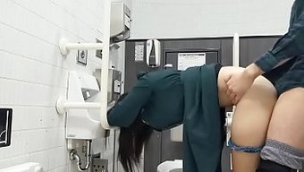 粗暴的大学生夫妇在浴...