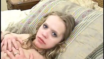 年轻的金发女郎被一个...