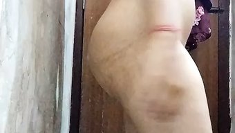 印度女孩在自制视频中...