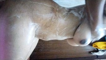 印度阿姨的自制热辣性爱视频