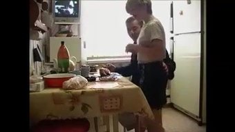 Hye女儿给继父她的...