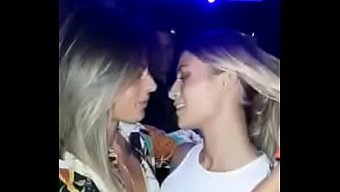 那個金髮女孩是誰?