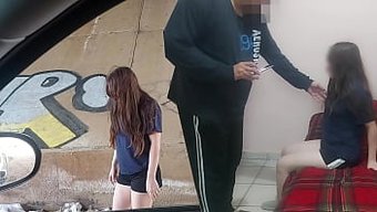 在河岸边和一个老练的...