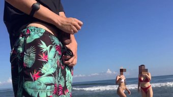 公共海滩三人行,两个...