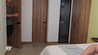 继母勾引她的继子和他...