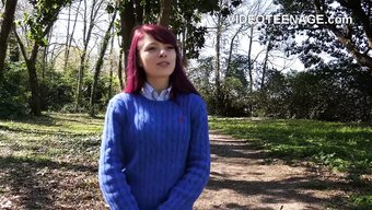 年轻女孩的第一次色情...